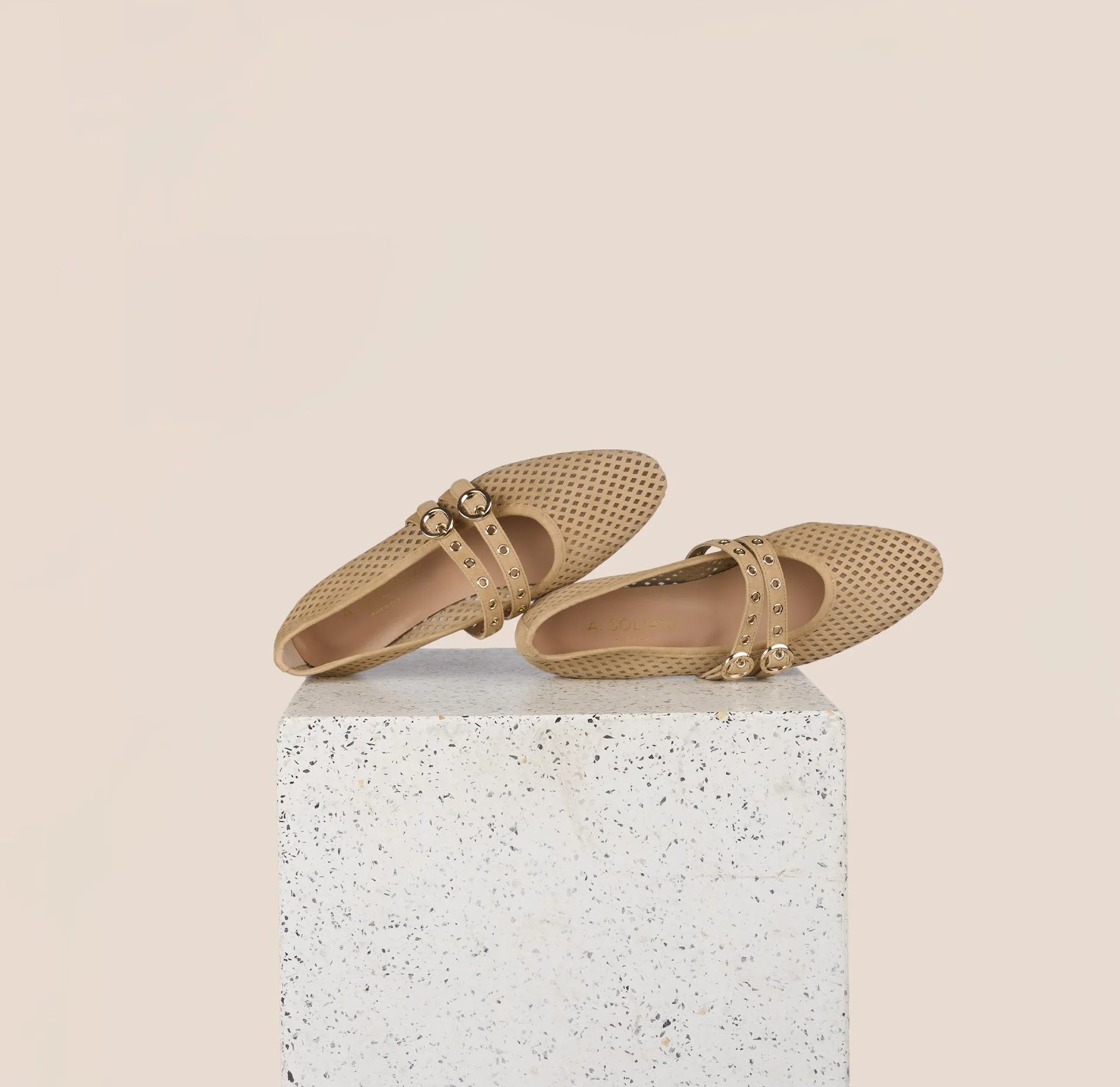 Como 2 Buckle - Perforated Sand